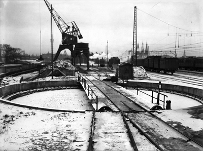 807291 Gezicht op de draaischijf bij het N.S.-station Amsterdam C.S. (Westelijk eiland) te Amsterdam.